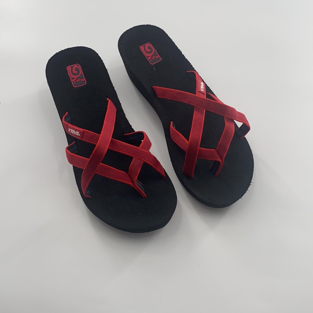 Teva Women’s Red Olawahu Mush Sandals Red Glitter Strap Size 9